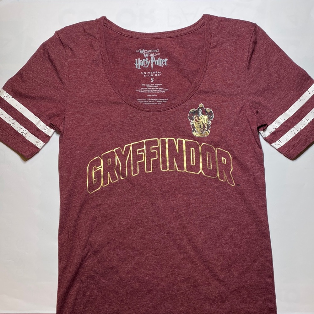 Universal Studios Wizard World of Harry Potter “Gryffindor” T-shirt Size S w/ 07